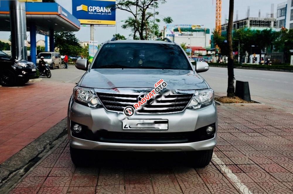 Bán xe Toyota Fortuner V 2012, màu bạc-8