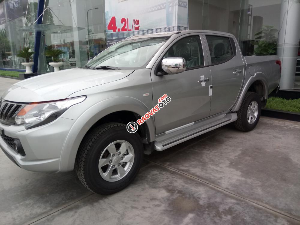 Bán xe Mitsubishi Triton 4x2 AT màu xám, bạc, có xe giao ngay, hỗ trợ trả góp, LH: 0919120195-1