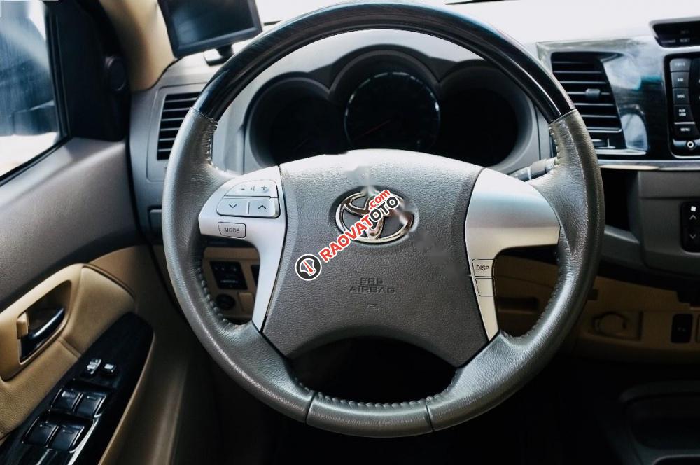 Bán xe Toyota Fortuner V 2012, màu bạc-1