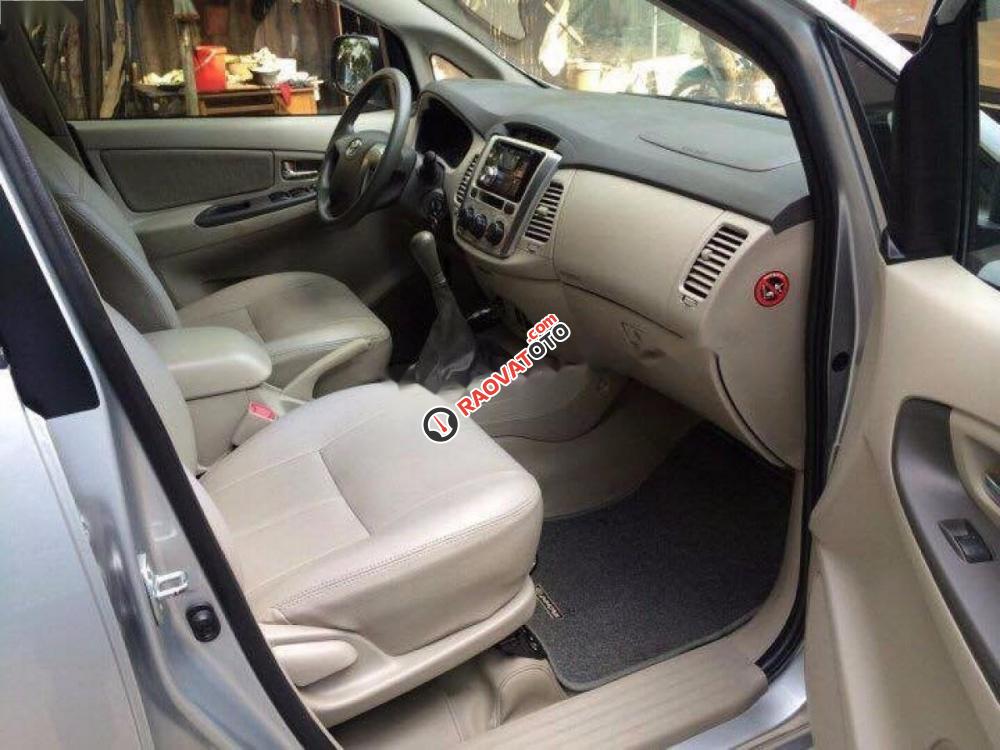 Bán ô tô Toyota Innova 2.0E đời 2014, màu bạc, số sàn giá cạnh tranh-5