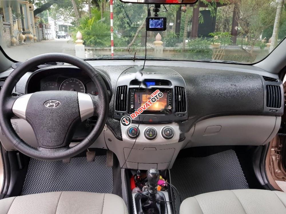 Cần bán xe Hyundai Elantra đời 2011, màu vàng xe gia đình-0