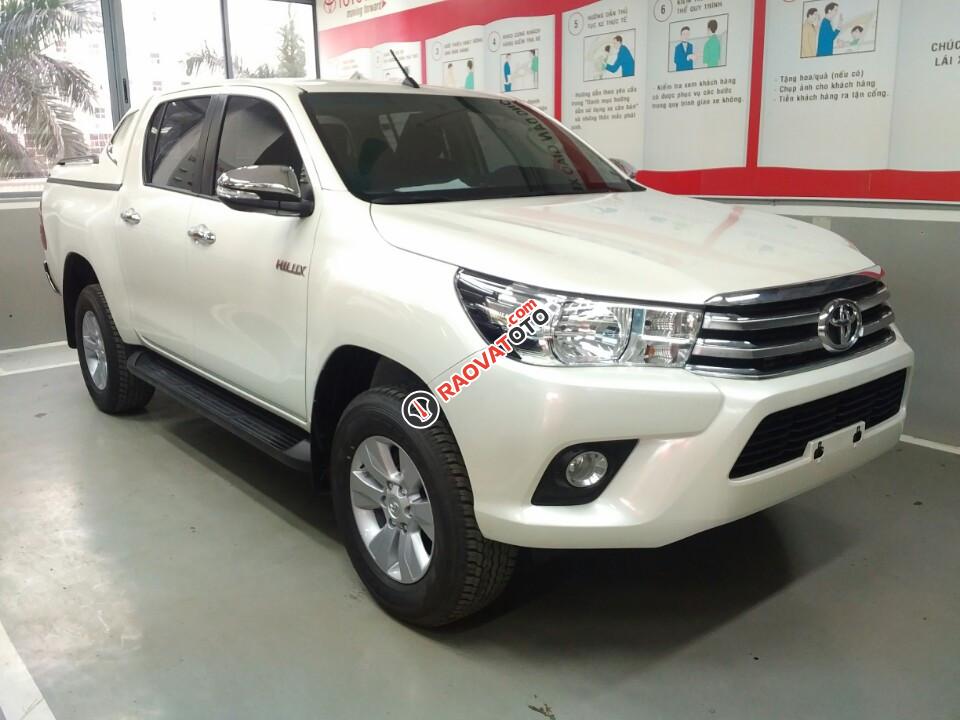 Bán Toyota Hilux 2.4E 2017, hỗ trợ trả góp lên tới 80%, hotline: 0976112268-14