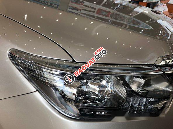 Bán xe Toyota Camry sản xuất 2017, màu nâu vàng, giá cạnh tranh-4