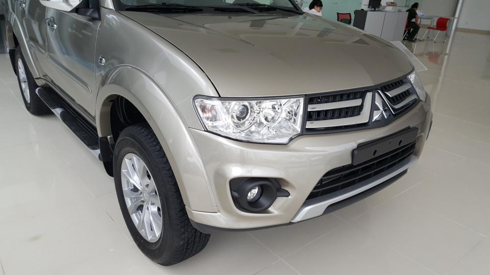 Bán xe Mitsubishi Pajero Sport đời 2017, màu vàng, nhập khẩu-2