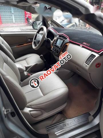 Bán Toyota Innova năm 2010, màu bạc xe gia đình, giá tốt-0