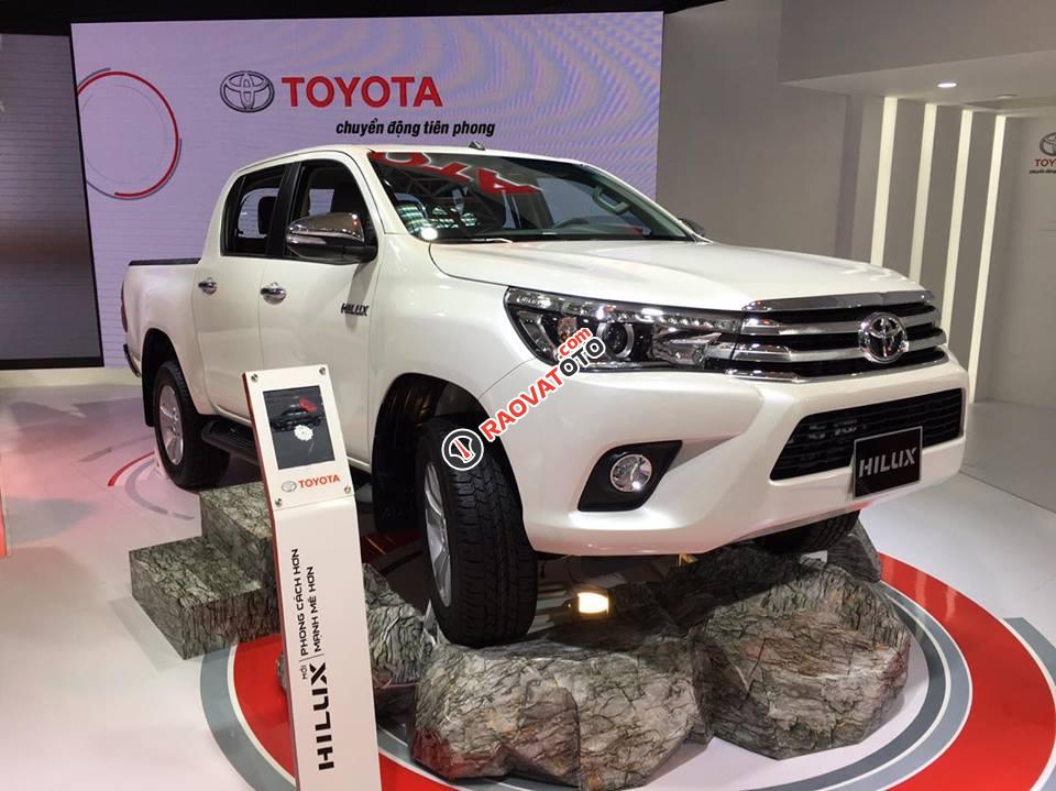 Bán Toyota Hilux 2.4E 2017, hỗ trợ trả góp lên tới 80%, hotline: 0976112268-2