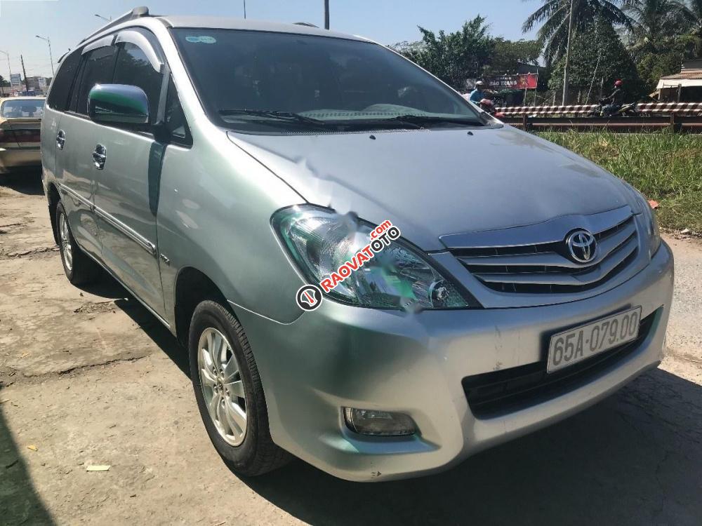 Cần bán gấp Toyota Innova G đời 2009, màu bạc xe gia đình-1