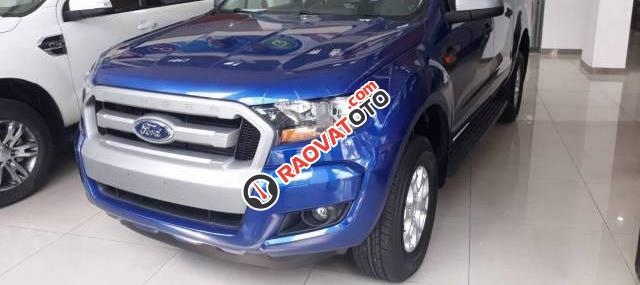 Bán Ford Ranger XLS AT 4x2 đời 2017, màu xanh lam, giá tốt-0