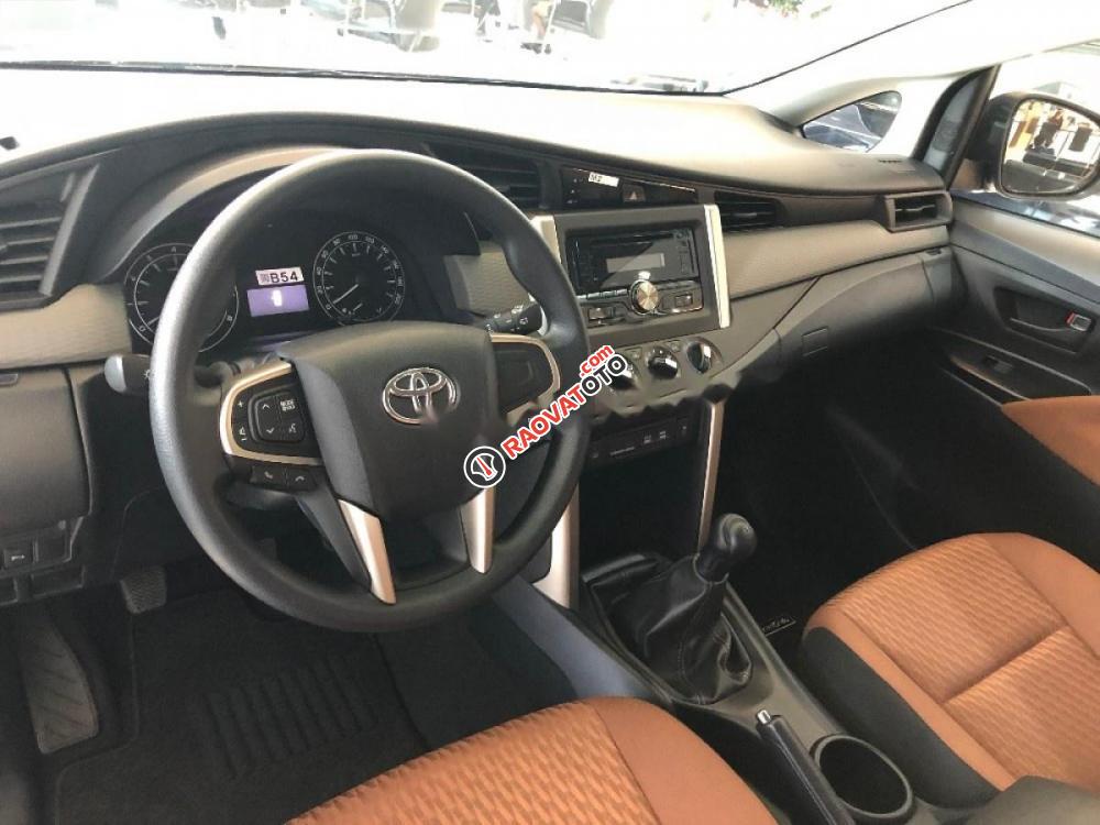 Bán ô tô Toyota Innova 2017, màu bạc-9