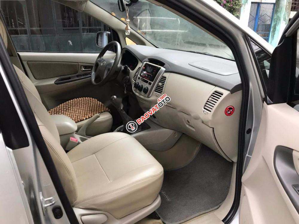 Bán ô tô Toyota Innova 2.0E đời 2014, màu bạc, số sàn giá cạnh tranh-2