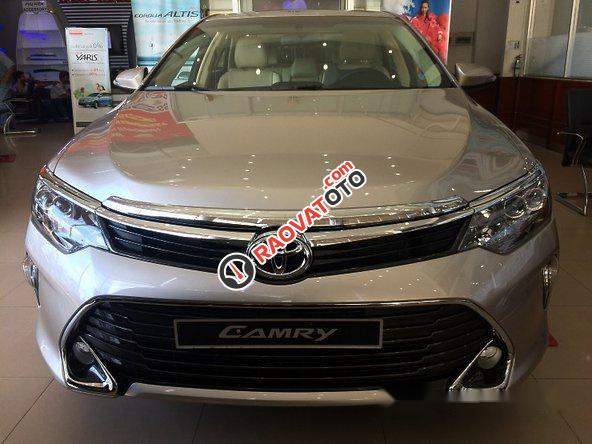 Bán xe Toyota Camry sản xuất 2017, màu nâu vàng, giá cạnh tranh-0