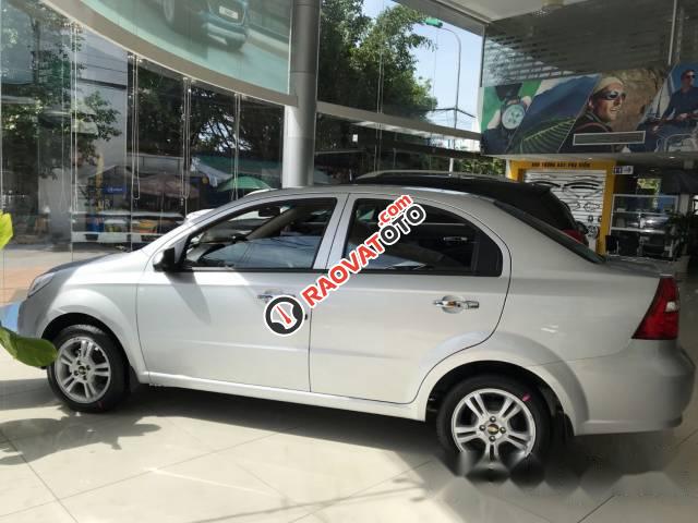 Bán ô tô Chevrolet Aveo sản xuất 2017, màu bạc-1