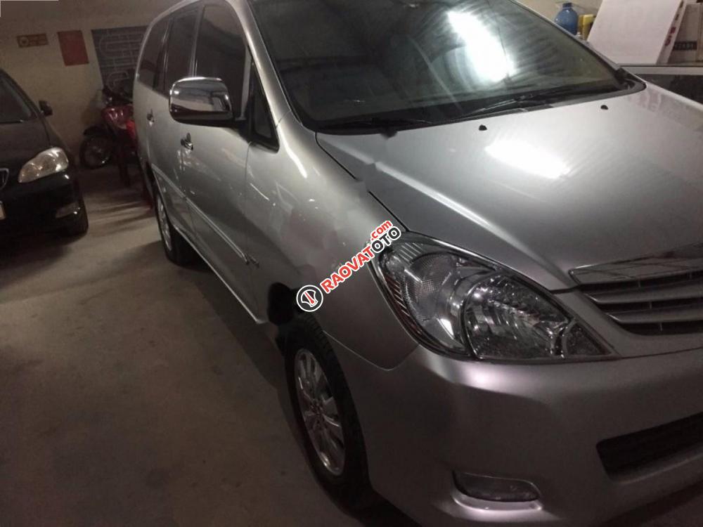 Cần bán gấp Toyota Innova G năm 2011, màu bạc chính chủ-1