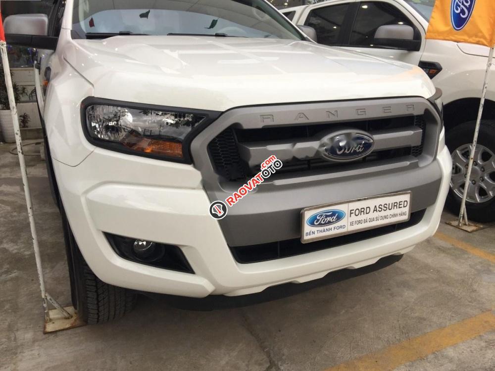 Cần bán gấp Ford Ranger XLS AT đời 2017, màu trắng, nhập khẩu số tự động, giá tốt-3