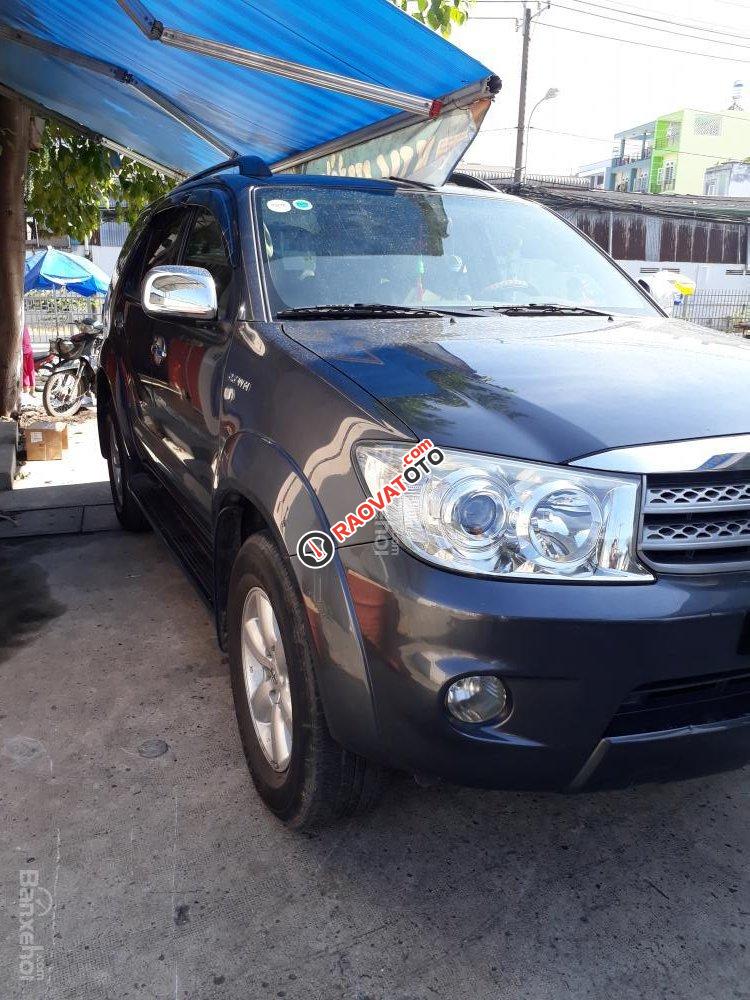 Cần bán Toyota Fortuner V AT đời 2010, màu xám số tự động-4