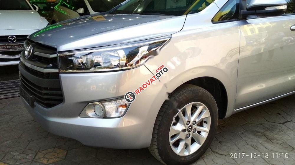 Bán Toyota Innova 2.0E đời 2016, màu bạc-1