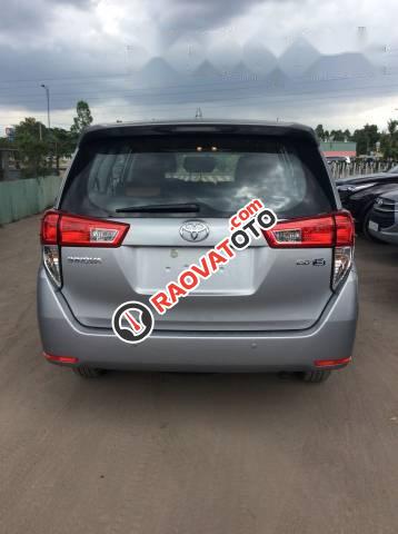 Bán xe Toyota Innova 2.0E đời 2017, màu bạc-3