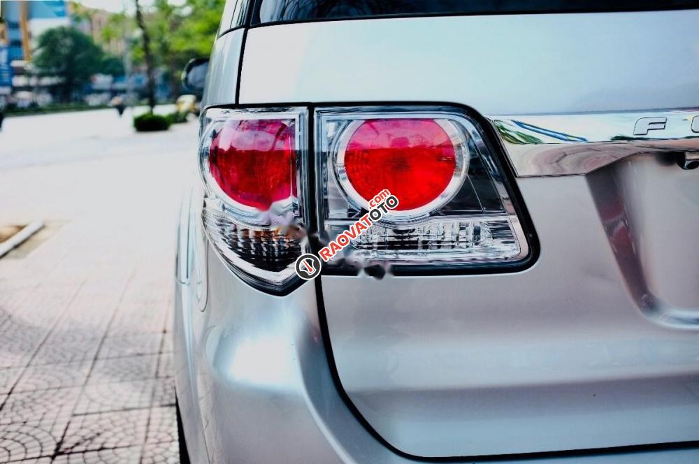 Bán xe Toyota Fortuner V 2012, màu bạc-7