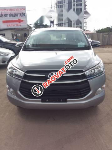 Bán xe Toyota Innova 2.0E đời 2017, màu bạc-4