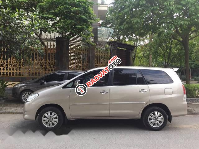 Cần bán gấp Toyota Innova G đời 2010, màu bạc-1