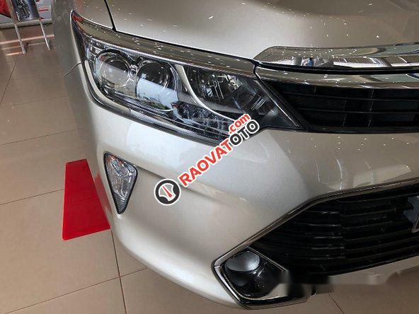 Bán xe Toyota Camry sản xuất 2017, màu nâu vàng, giá cạnh tranh-3