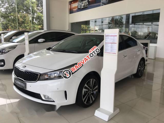 Cần bán xe Kia Cerato đời 2017, màu trắng-1