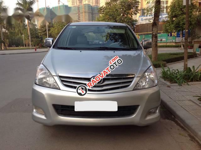 Cần bán gấp Toyota Innova G đời 2009, màu bạc-0