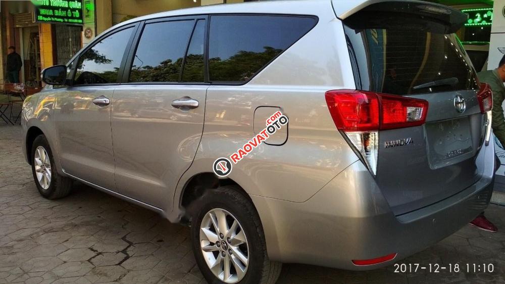 Bán Toyota Innova 2.0E đời 2016, màu bạc-3