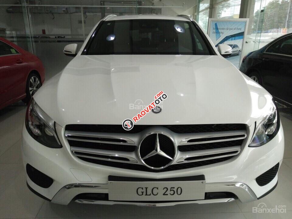 Bán xe Mercedes GLC 250 đời 2017 đủ màu, xe giao ngay nhiều quà tặng-0