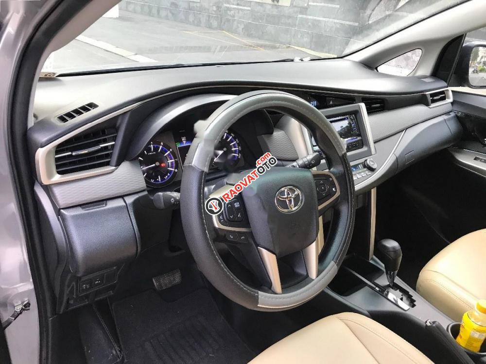 Bán Toyota Innova 2.0G sản xuất 2017, màu bạc xe gia đình, giá 805tr-4