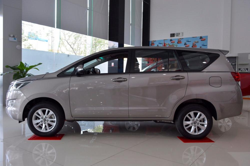 Bán xe Toyota Innova đời 2017, màu bạc, xe nhập-5