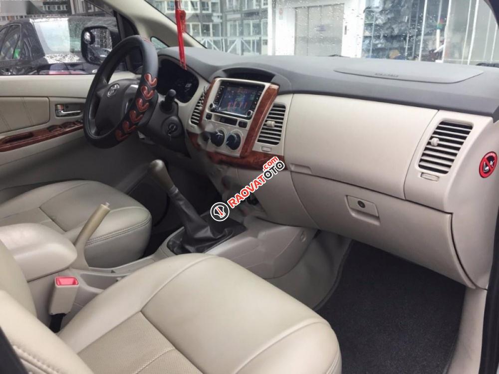 Cần bán xe Toyota Innova 2.0E đời 2014, màu bạc số sàn, giá 595tr-3