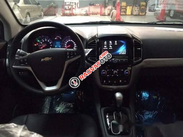 Bán xe Chevrolet Captiva đời 2017, màu đen, giá chỉ 879 triệu-5