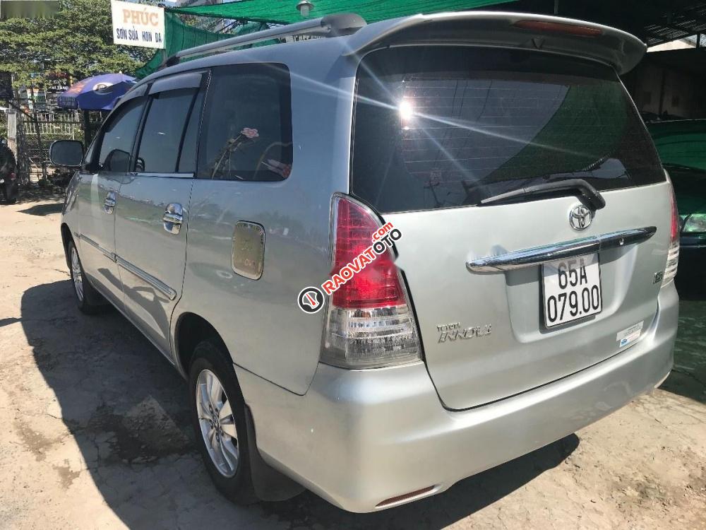 Cần bán gấp Toyota Innova G đời 2009, màu bạc xe gia đình-4