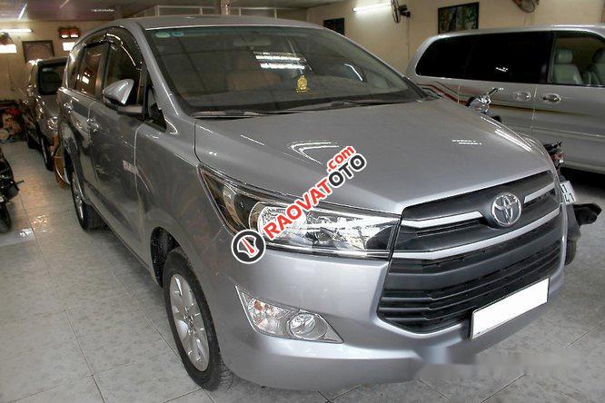 Bán Toyota Innova 2.0E đời 2016, màu bạc số sàn-0