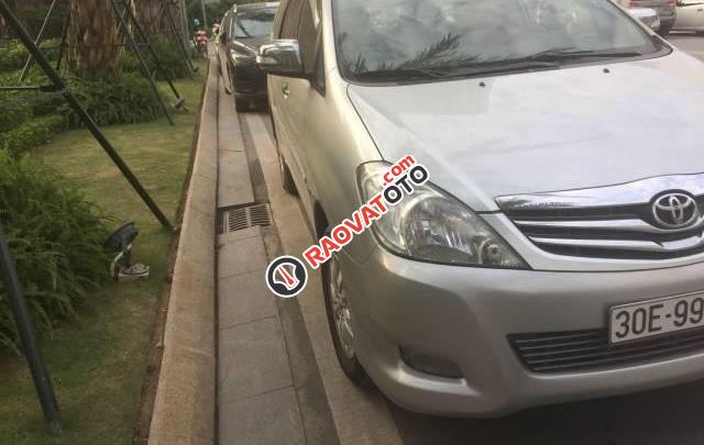 Bán Toyota Innova V đời 2010, màu bạc xe gia đình, giá tốt-0