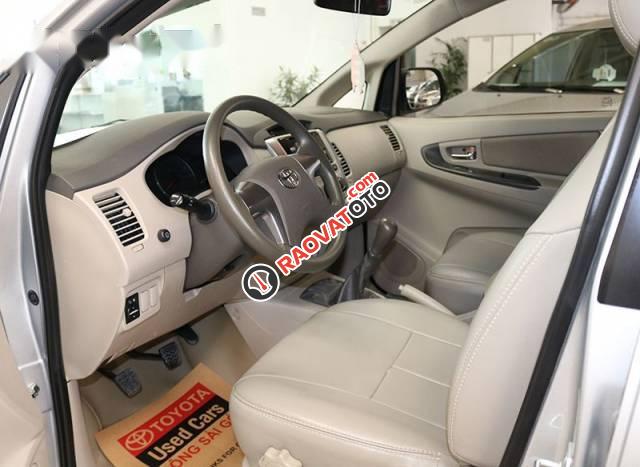 Bán xe Toyota Innova E đời 2016, màu bạc số sàn, giá tốt-2