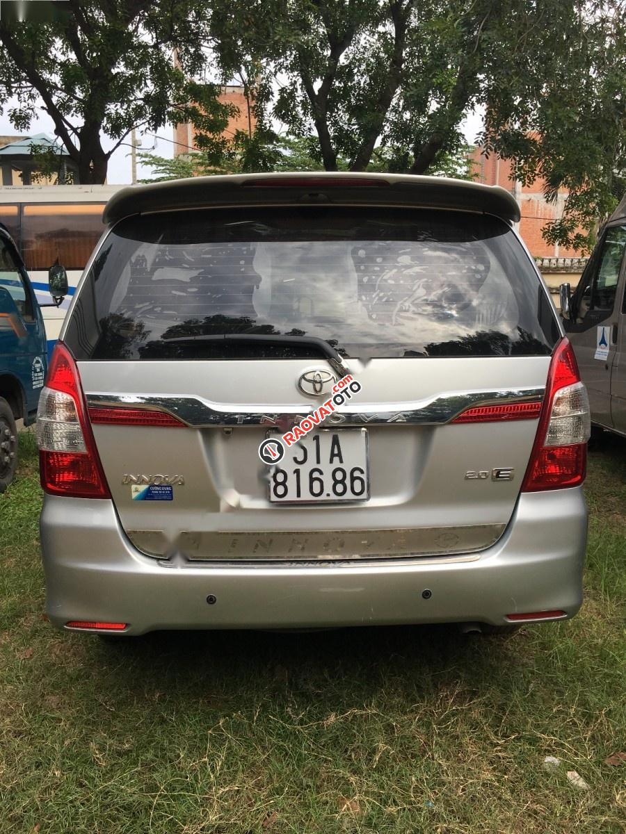 Bán Toyota Innova 2.0E năm 2014, màu bạc chính chủ, 575tr-3