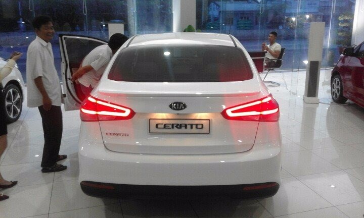 Bán xe Kia Cerato 2.0AT đời 2017, màu trắng, nhập khẩu -4