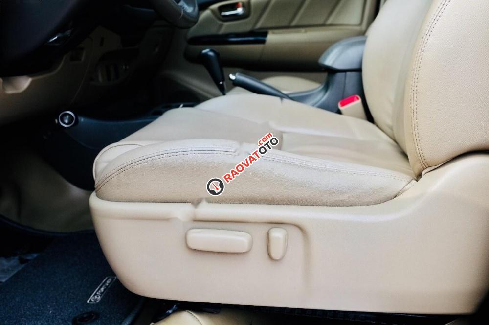 Bán xe Toyota Fortuner V 2012, màu bạc-5