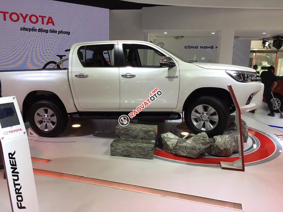 Bán Toyota Hilux 2.4E 2017, hỗ trợ trả góp lên tới 80%, hotline: 0976112268-0