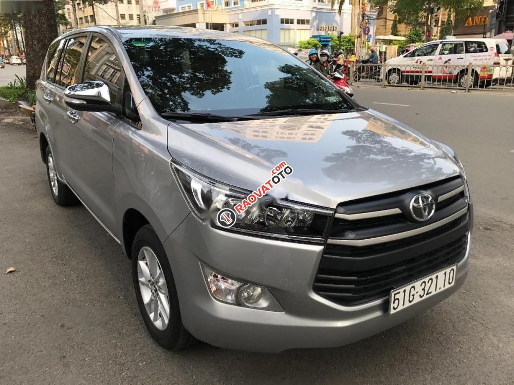 Bán Toyota Innova 2.0G sản xuất 2017, màu bạc xe gia đình, giá 805tr-0