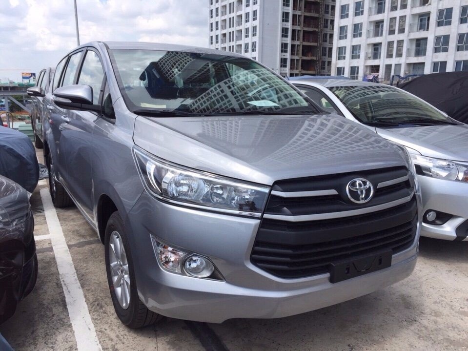 Bán xe Toyota Innova 2.0E sản xuất 2017, màu bạc, nhập khẩu -1