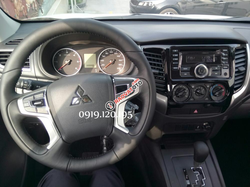 Bán xe Mitsubishi Triton 4x2 AT màu xám, bạc, có xe giao ngay, hỗ trợ trả góp, LH: 0919120195-3