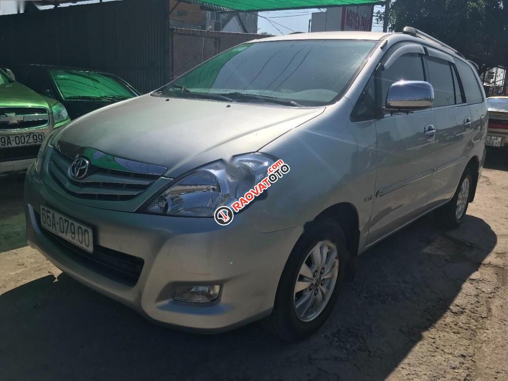 Cần bán gấp Toyota Innova G đời 2009, màu bạc xe gia đình-2