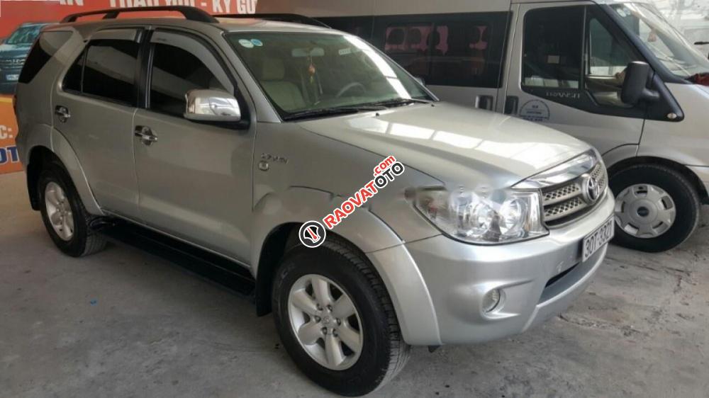 Bán xe Toyota Fortuner V 4x4 AT đời 2009, màu bạc xe gia đình-9