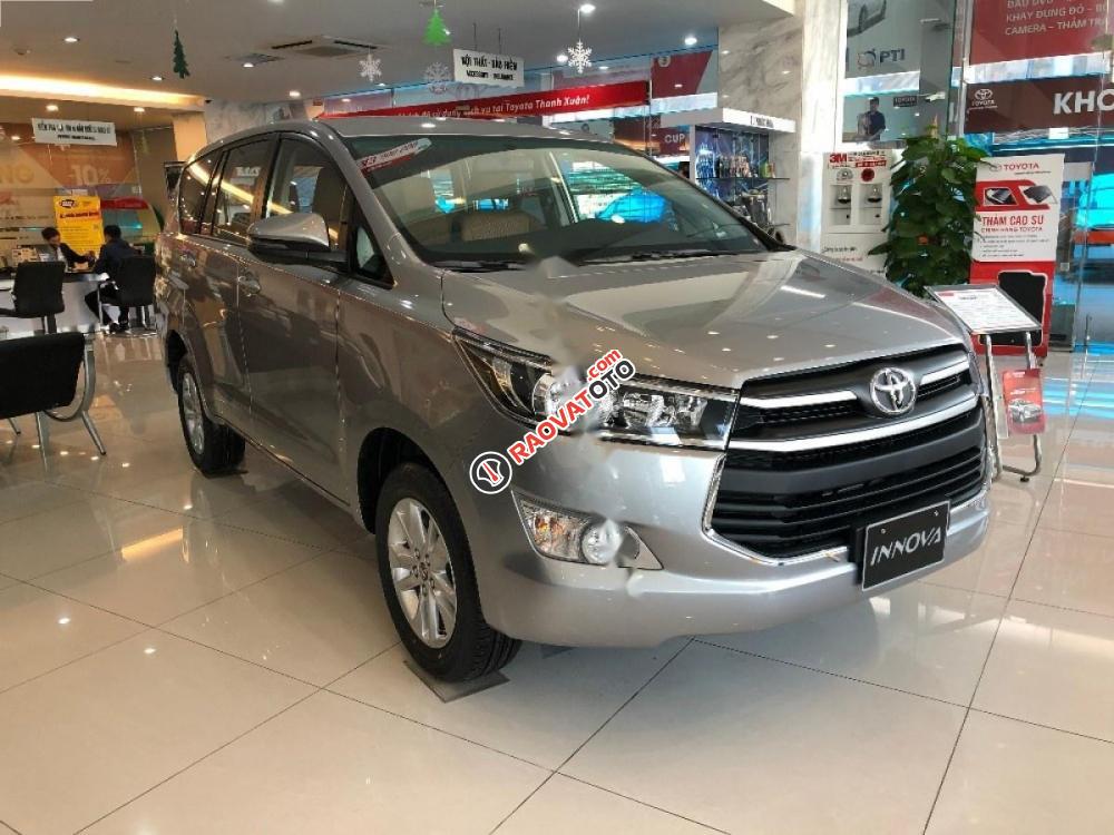 Bán ô tô Toyota Innova 2017, màu bạc-0