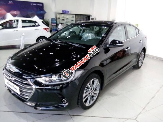 Cần bán Hyundai Elantra 2017, màu đen, giá tốt-0