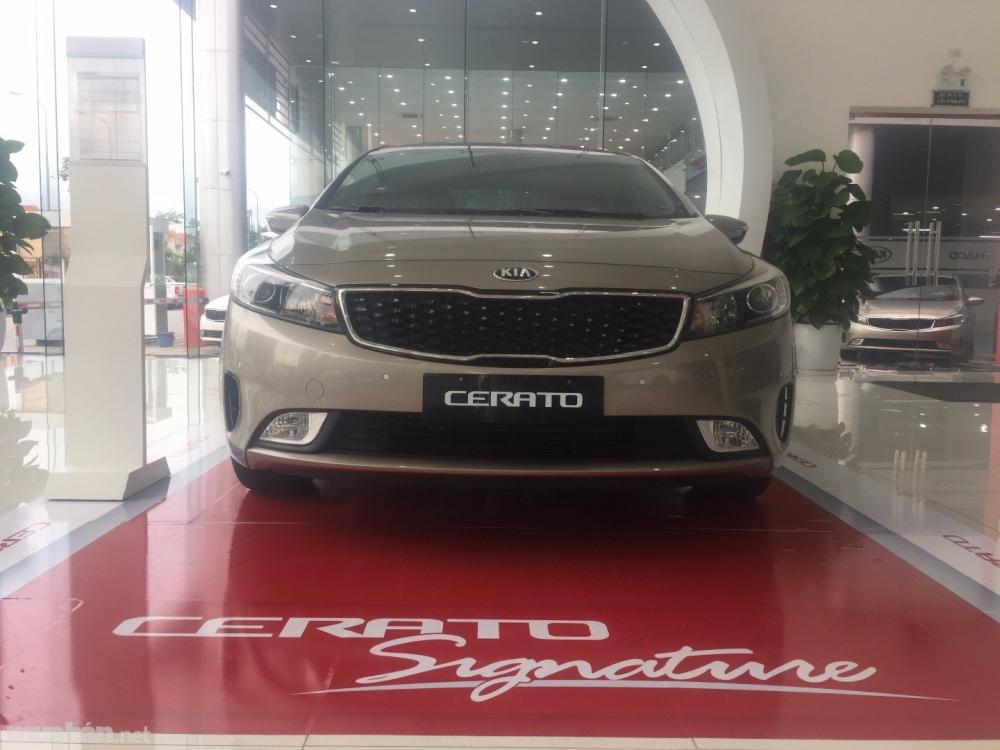 Bán xe Kia Cerato đời 2017, màu vàng, nhập khẩu-0