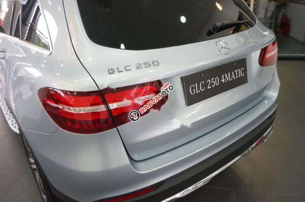 Bán Mercedes GLC 250 đời 2017, màu bạc-2